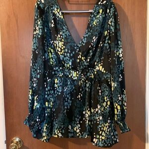 Beautiful 2x TORRID blouse - In excellent like new condition.